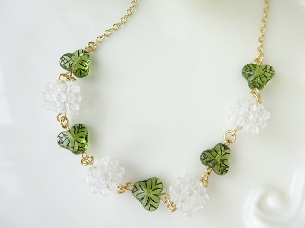 しろつめ草のリースのネックレス