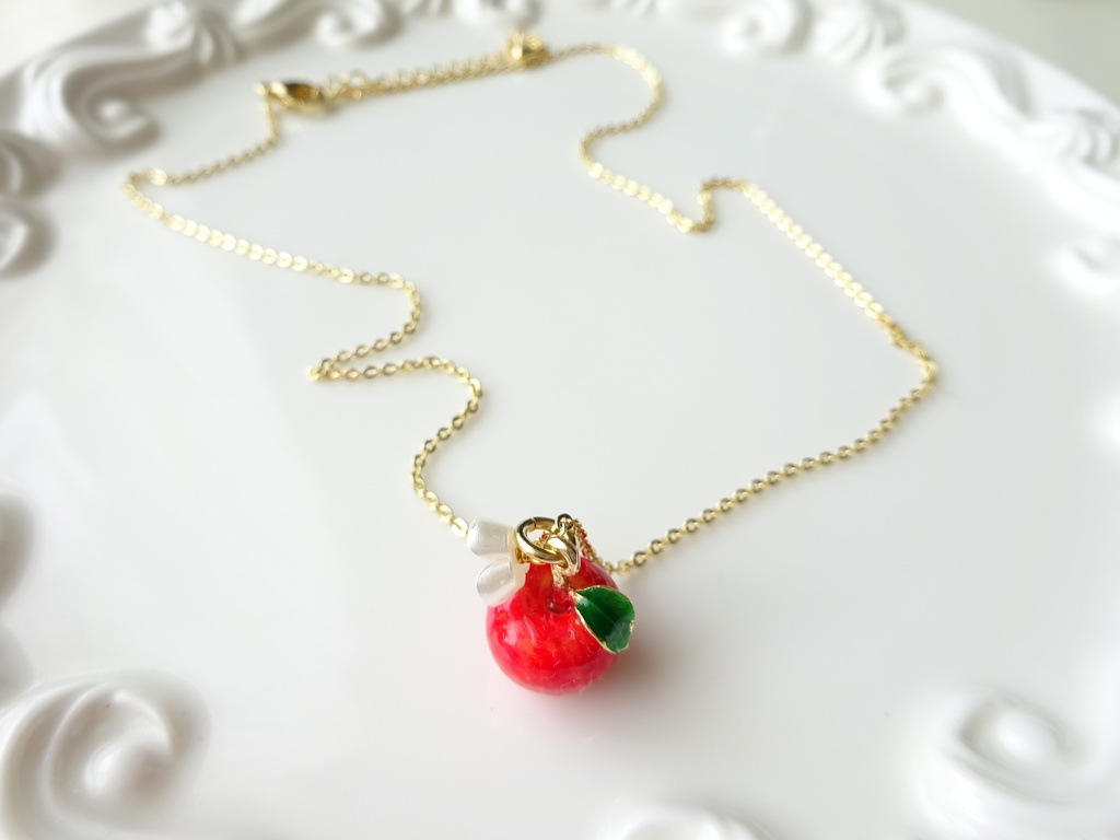 小さな林檎のネックレス