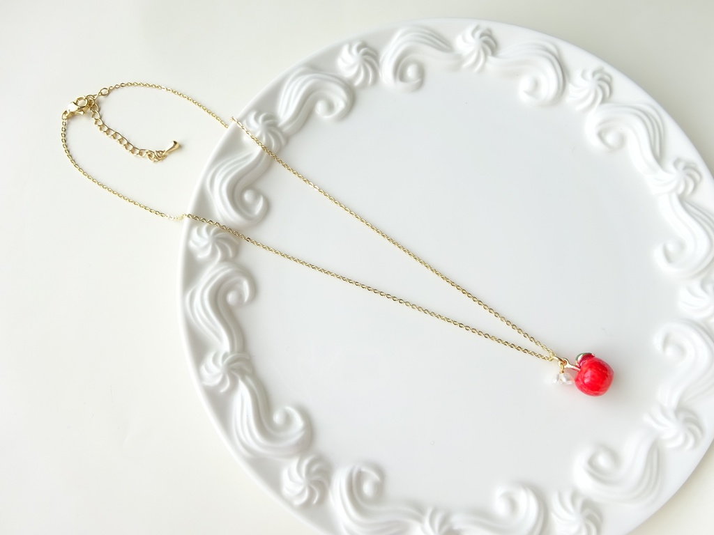 小さな林檎のネックレス