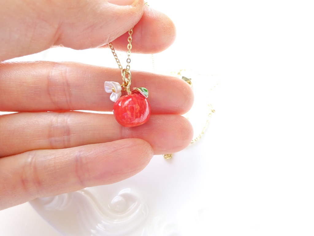 小さな林檎のネックレス