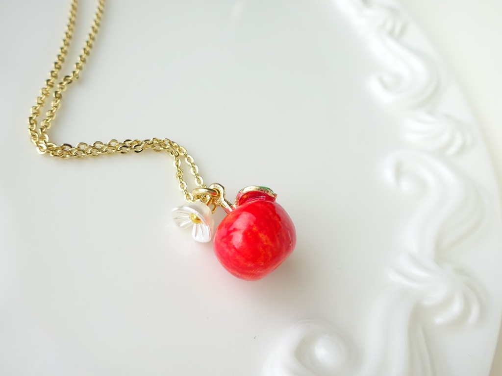 小さな林檎のネックレス