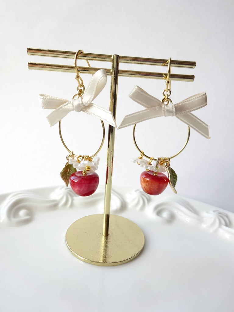 小さな林檎のピアス(イヤリングOK)