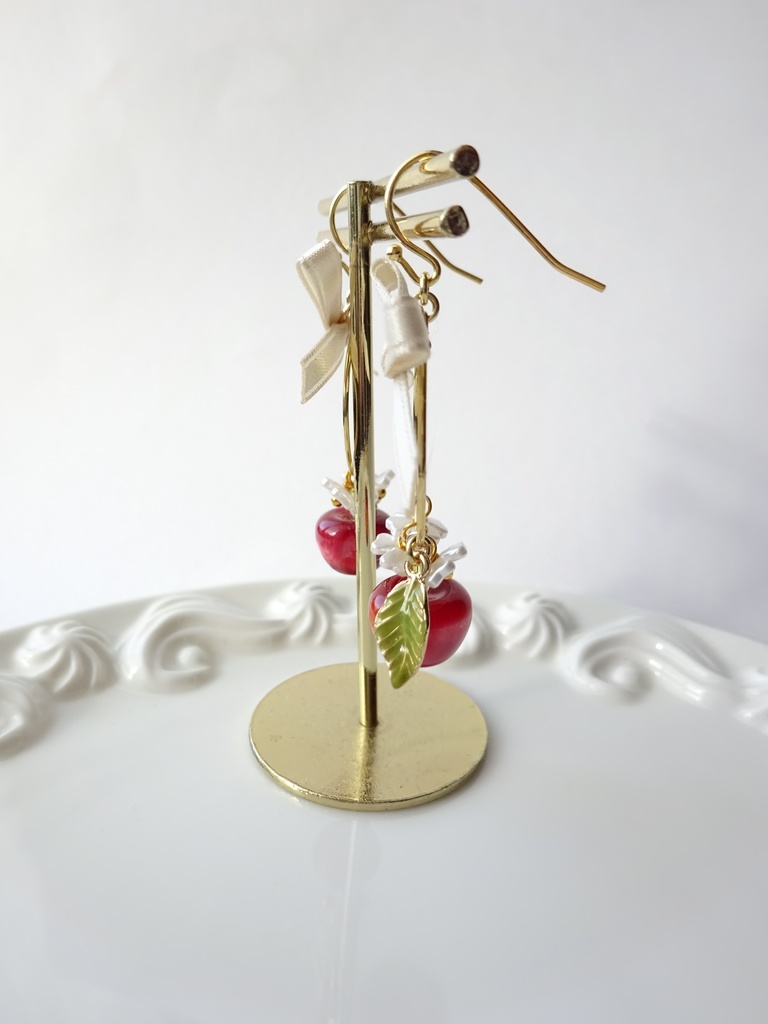 小さな林檎のピアス(イヤリングOK)