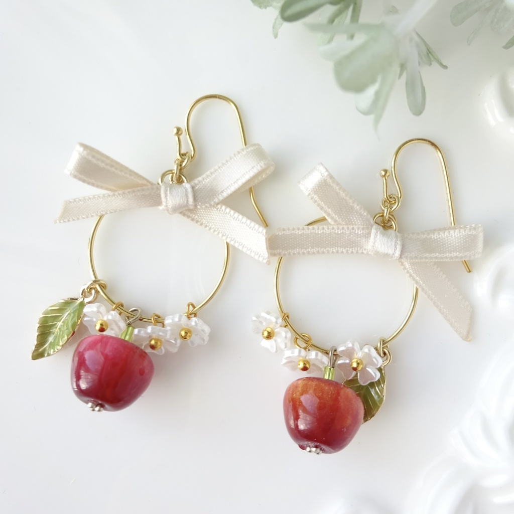 小さな林檎のピアス(イヤリングOK)