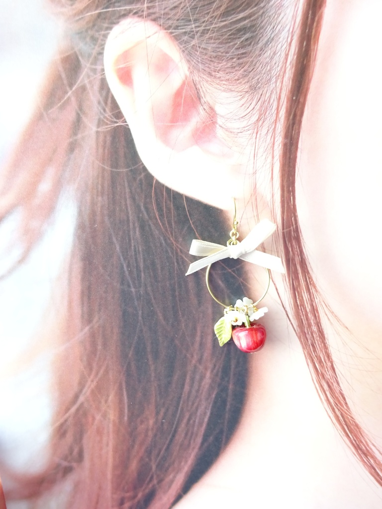 小さな林檎のピアス(イヤリングOK)