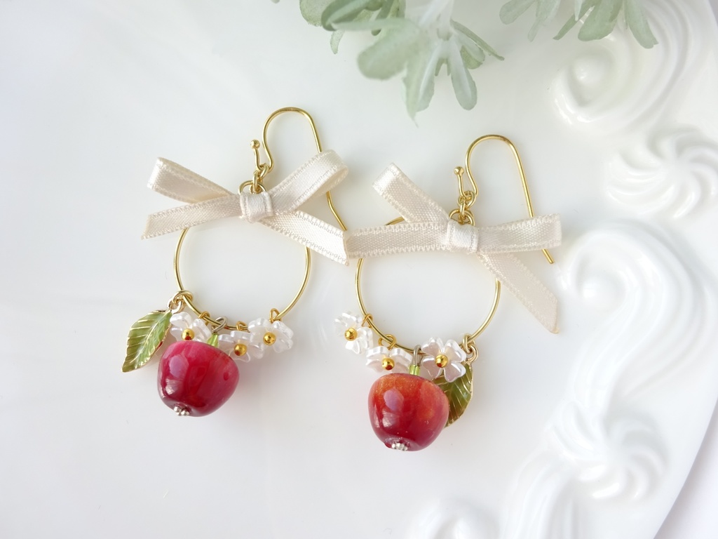 小さな林檎のピアス(イヤリングOK)