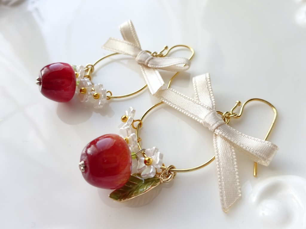 小さな林檎のピアス(イヤリングOK)
