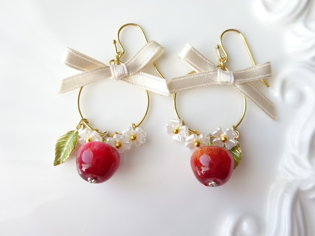 小さな林檎のピアス(イヤリングOK)