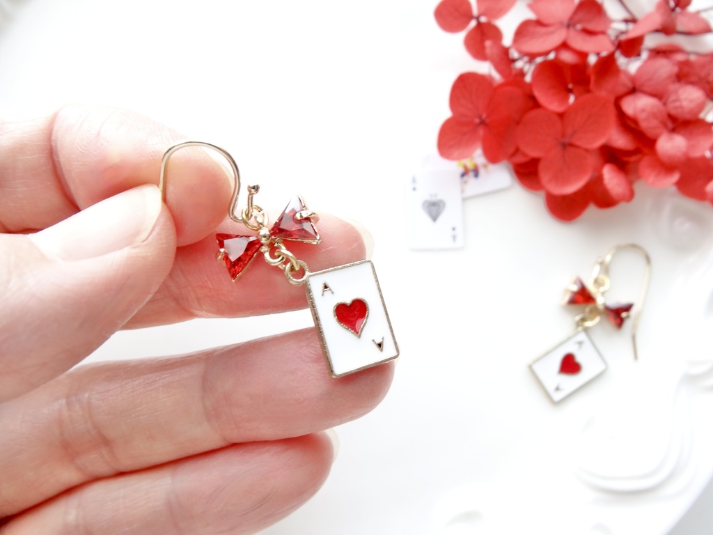 アリスのハートのトランプピアス(イヤリングOK)