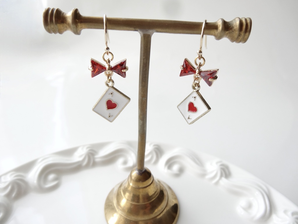 アリスのハートのトランプピアス(イヤリングOK)