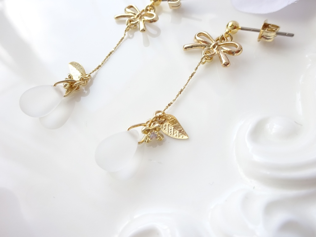 スプリングフラワードロップ・フロストホワイト(イヤリングOK)