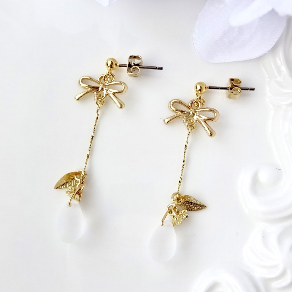 スプリングフラワードロップ・フロストホワイト(イヤリングOK)