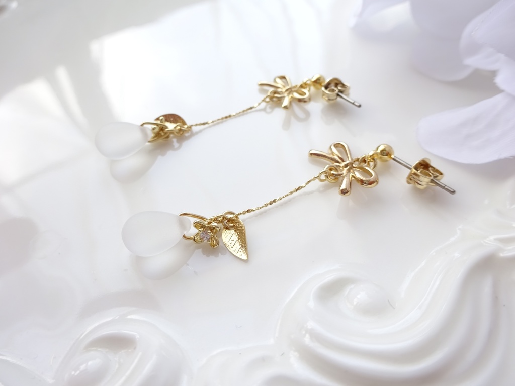 スプリングフラワードロップ・フロストホワイト(イヤリングOK)