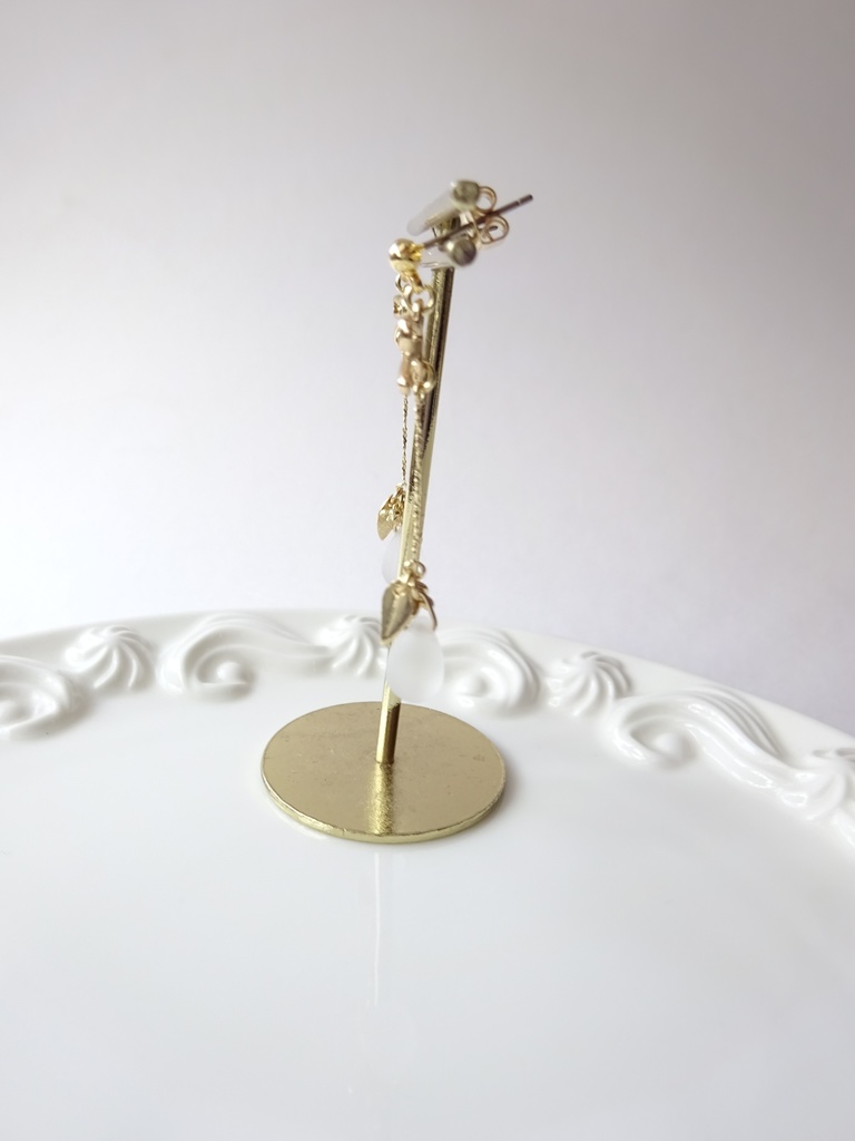 スプリングフラワードロップ・フロストホワイト(イヤリングOK)