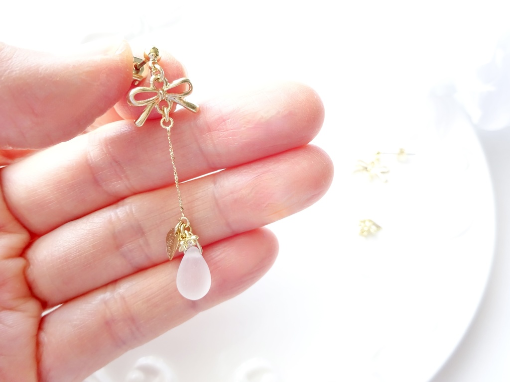 スプリングフラワードロップ・フロストホワイト(イヤリングOK)