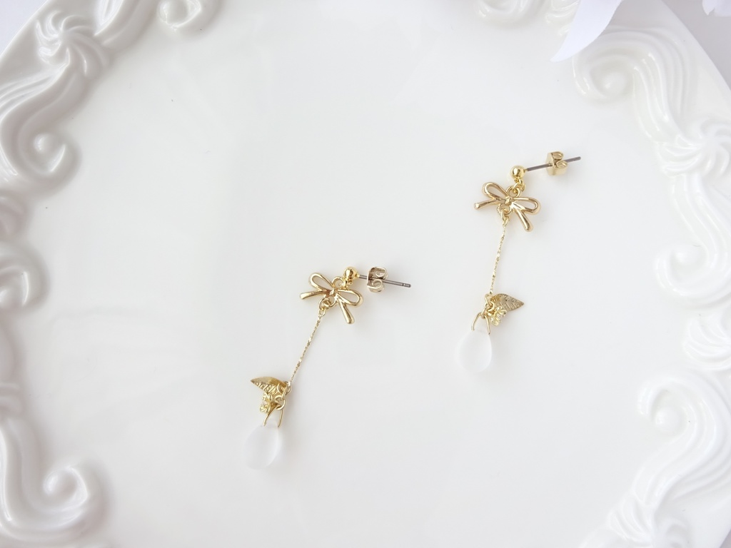 スプリングフラワードロップ・フロストホワイト(イヤリングOK)