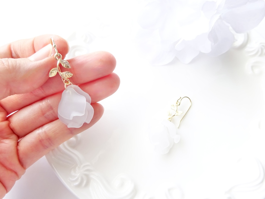 リトルローズ・フロストホワイト(イヤリングOK)