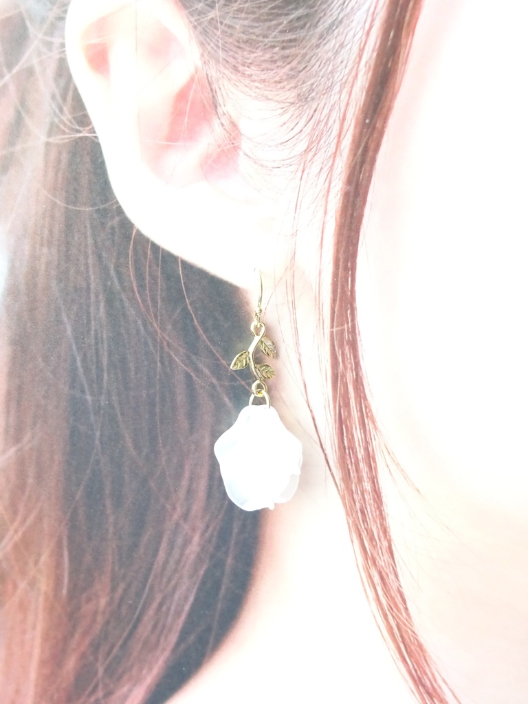 リトルローズ・フロストホワイト(イヤリングOK)