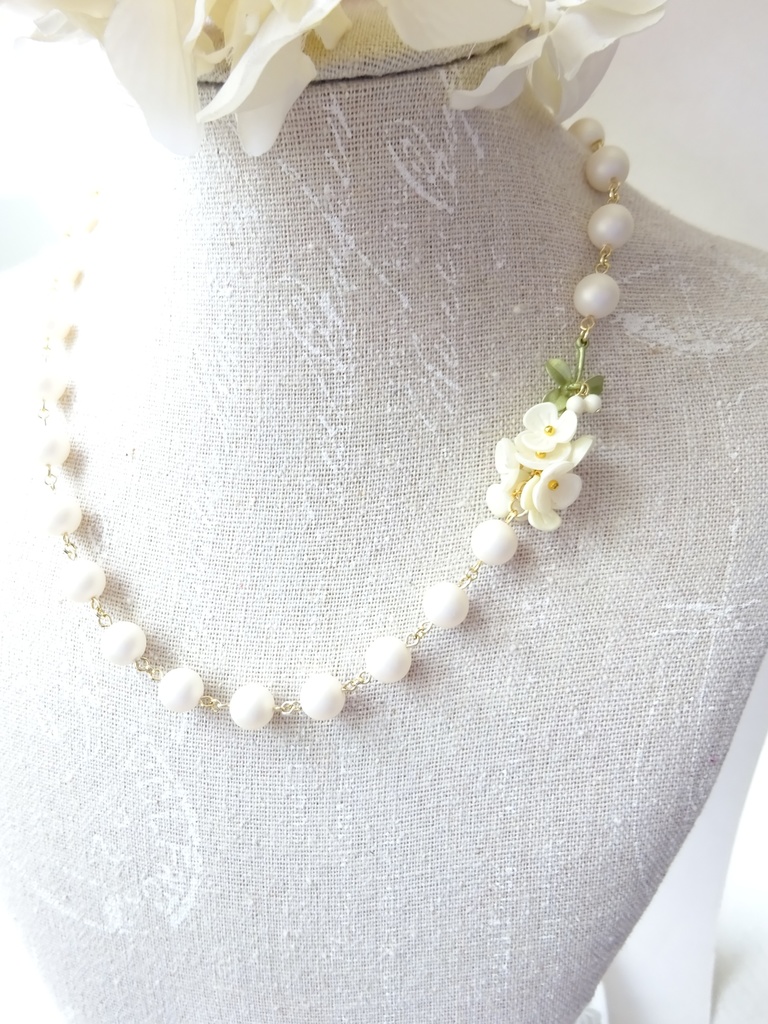 白スミレのネックレス