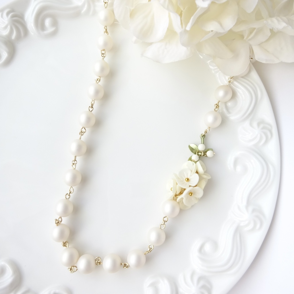 白スミレのネックレス