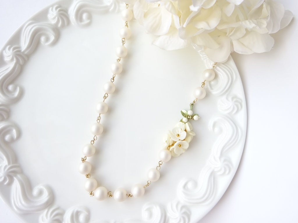 白スミレのネックレス