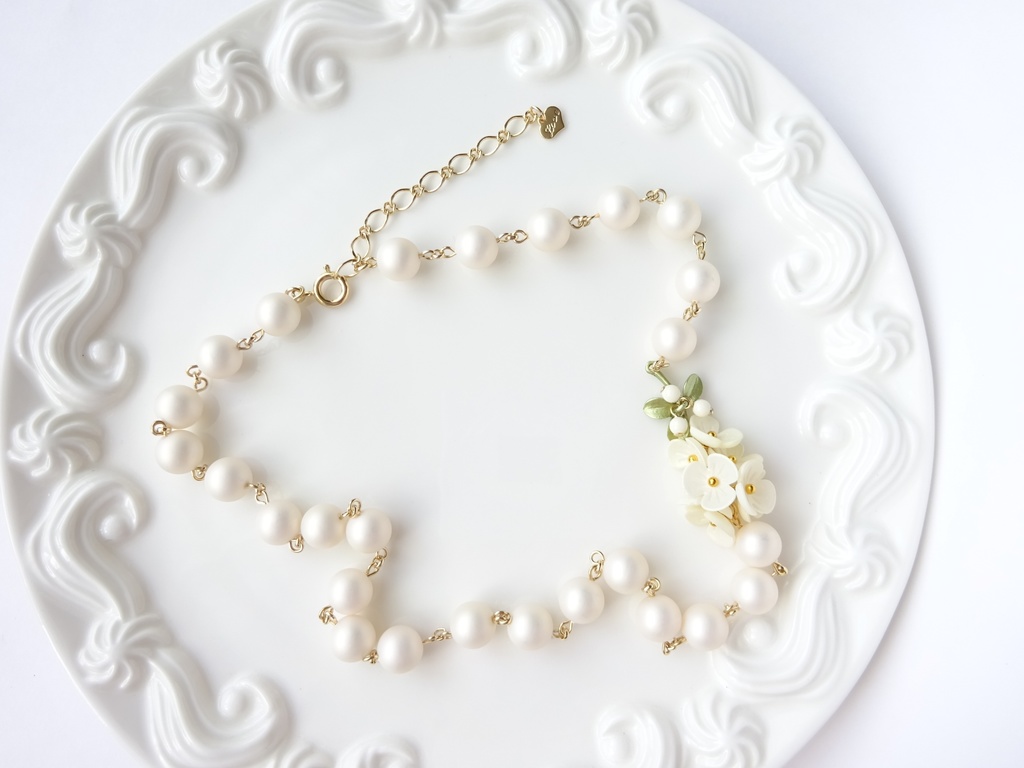 白スミレのネックレス