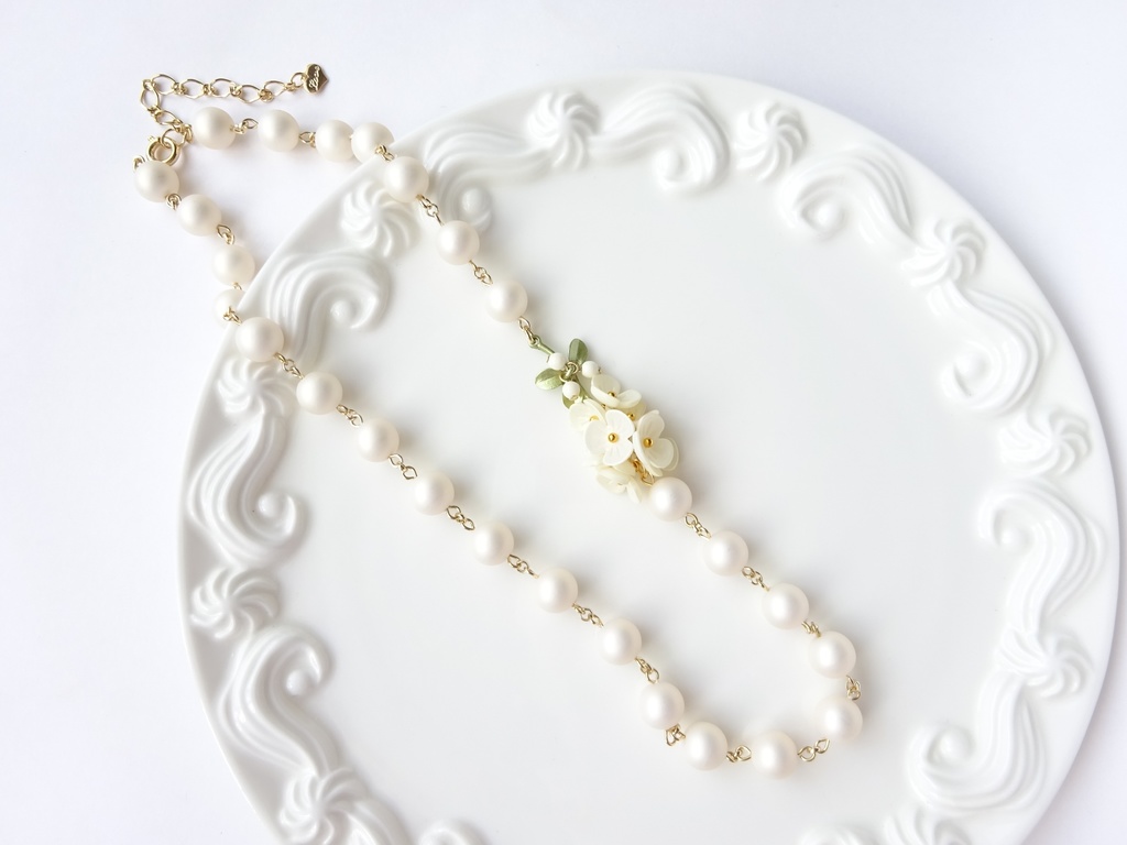 白スミレのネックレス