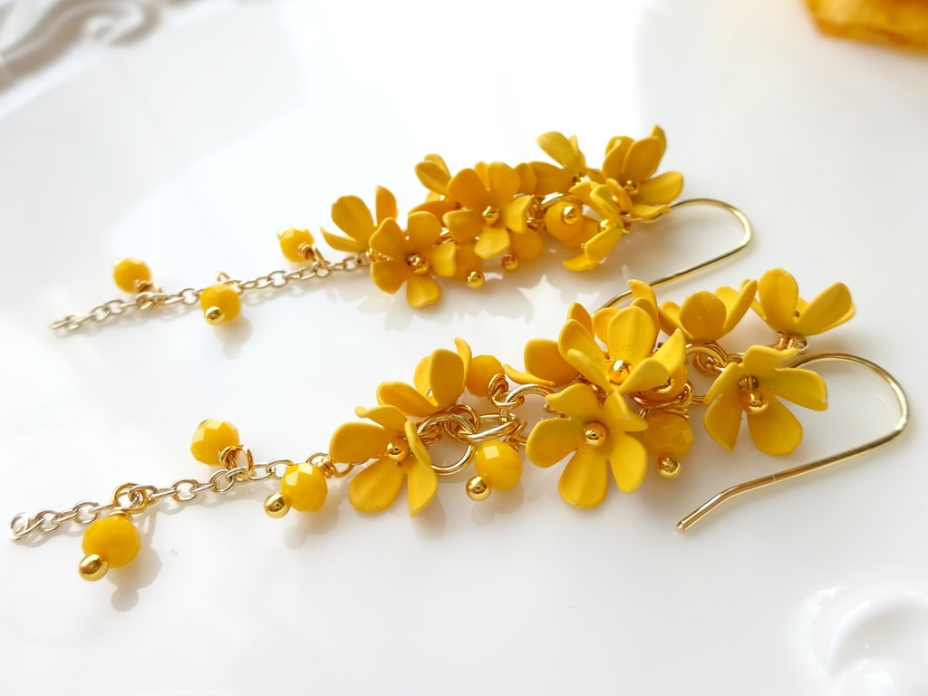 小花のシャンデリアピアス・オレンジ(イヤリングOK)