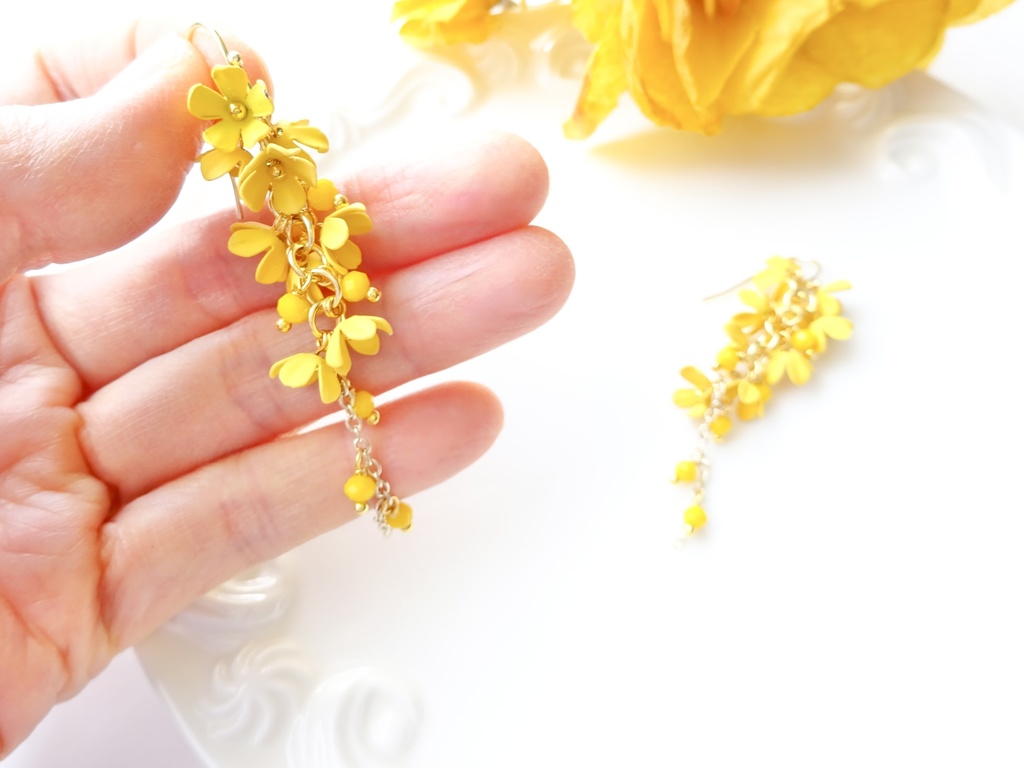 小花のシャンデリアピアス・オレンジ(イヤリングOK)