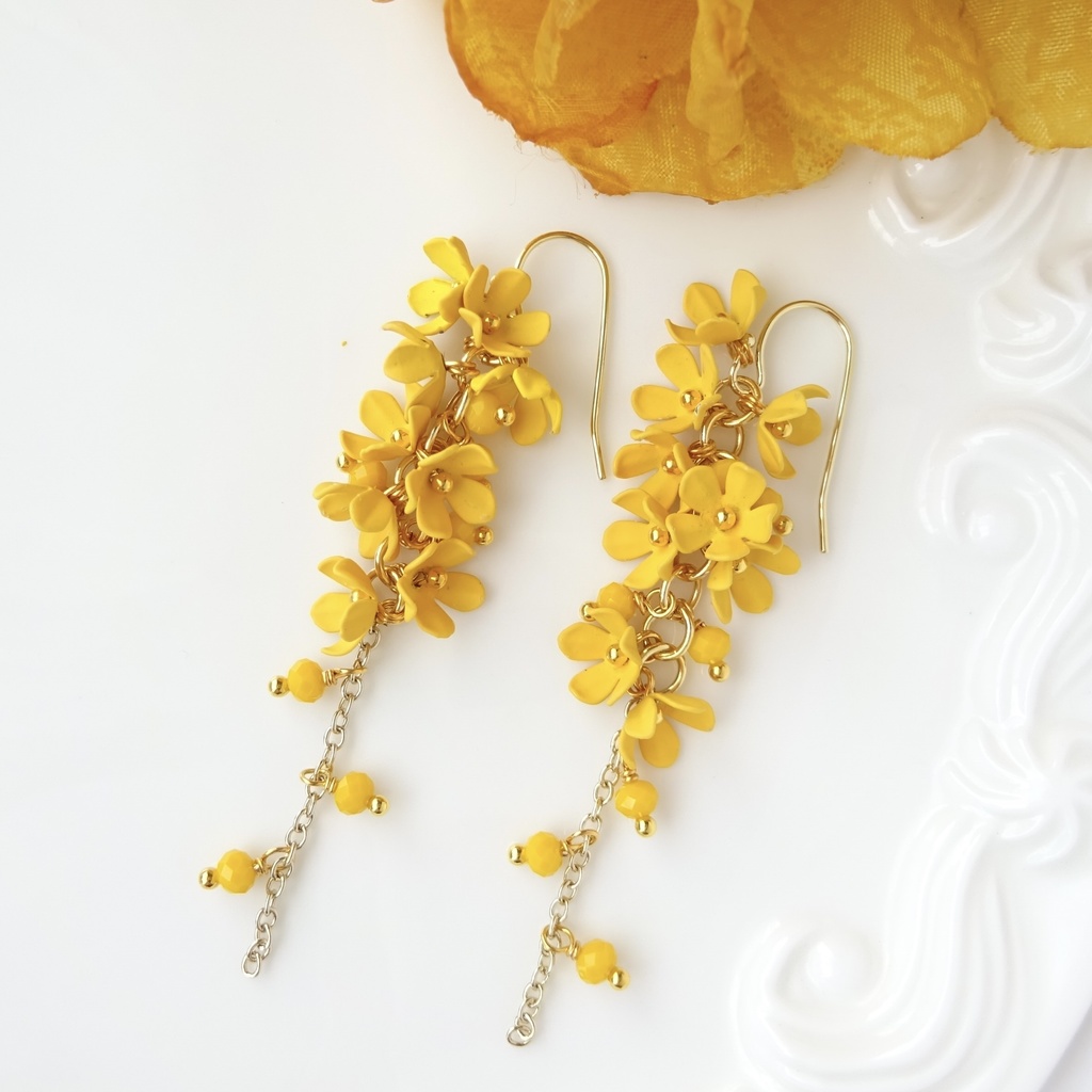 小花のシャンデリアピアス・オレンジ(イヤリングOK)