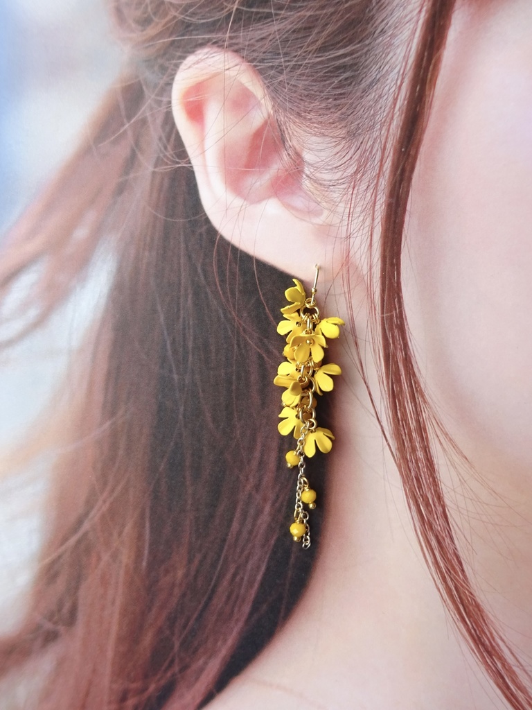 小花のシャンデリアピアス・オレンジ(イヤリングOK)