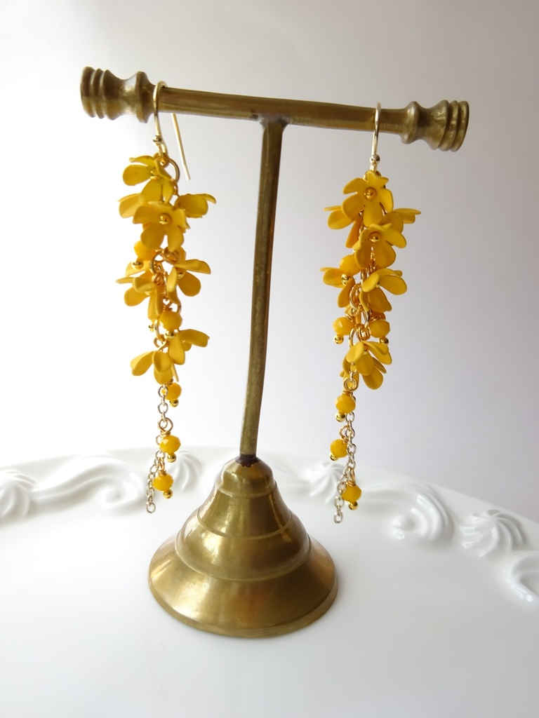 小花のシャンデリアピアス・オレンジ(イヤリングOK)