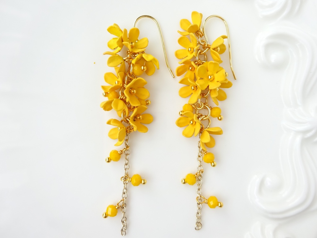 小花のシャンデリアピアス・オレンジ(イヤリングOK)