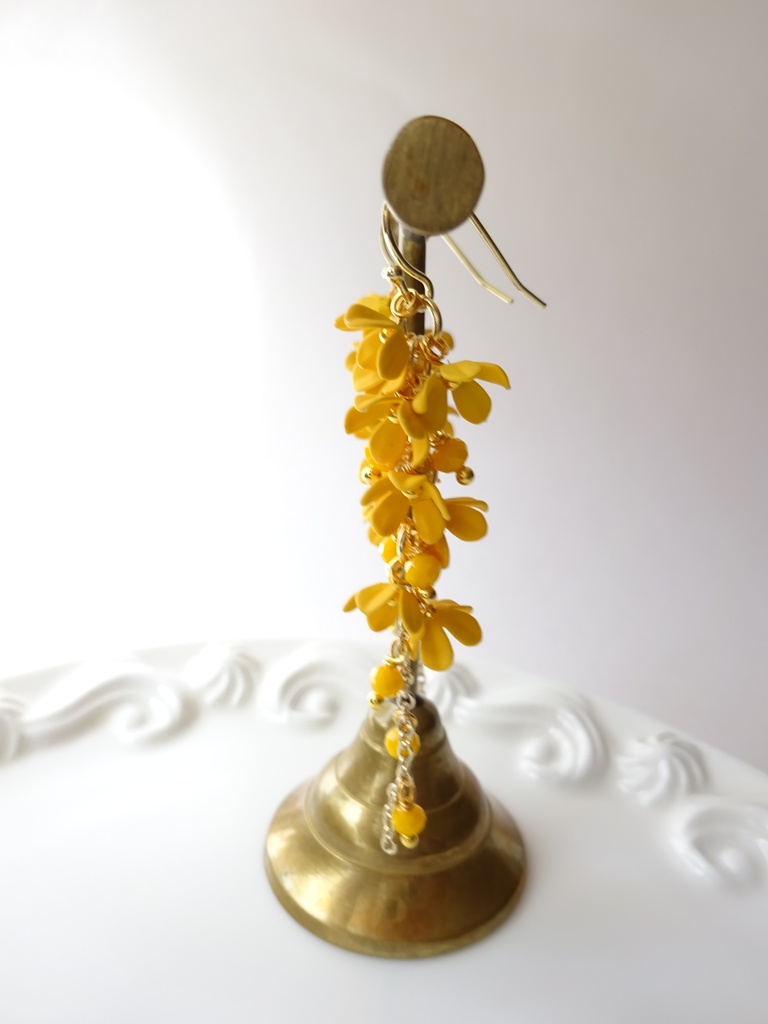 小花のシャンデリアピアス・オレンジ(イヤリングOK)