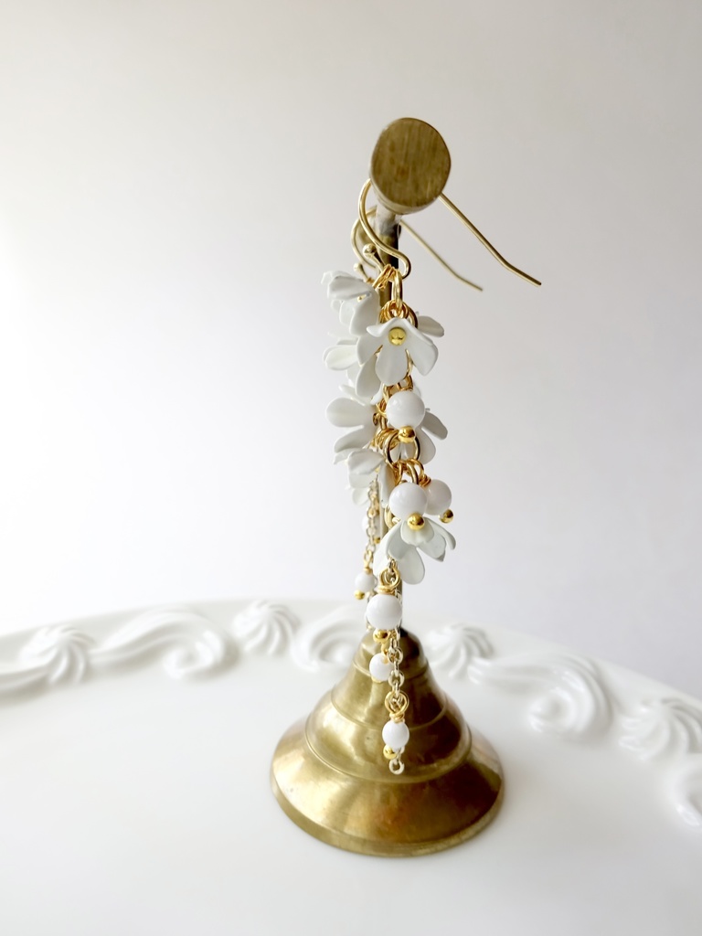 小花のシャンデリアピアス・白(イヤリングOK)