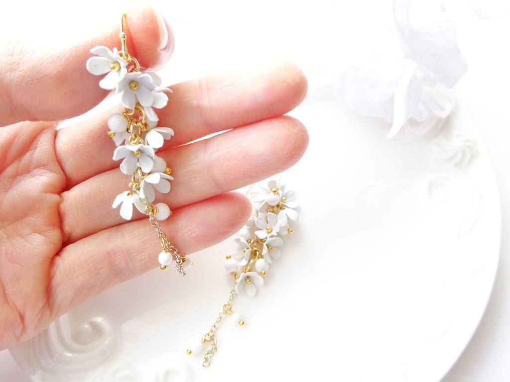 小花のシャンデリアピアス・白(イヤリングOK)