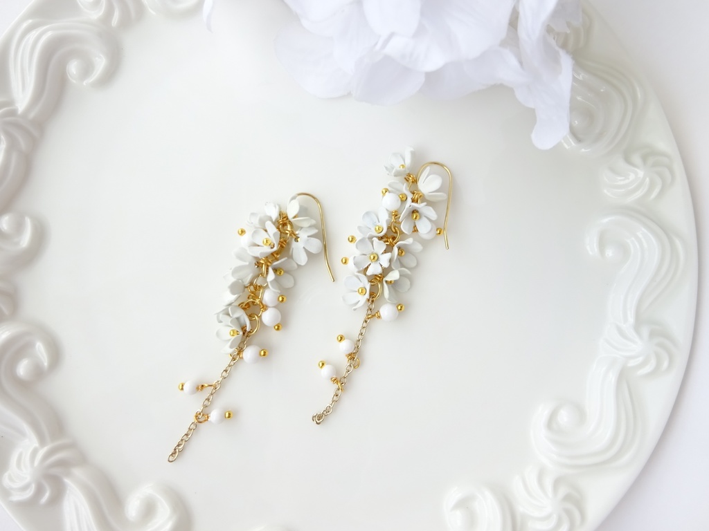小花のシャンデリアピアス・白(イヤリングOK)