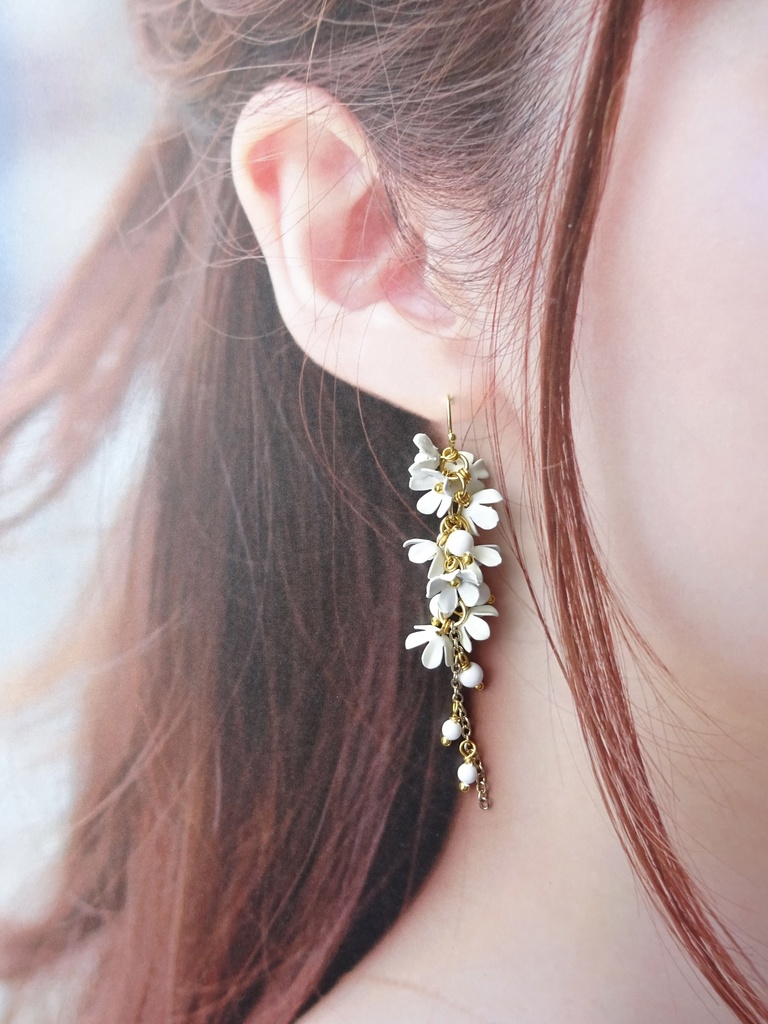 小花のシャンデリアピアス・白(イヤリングOK)