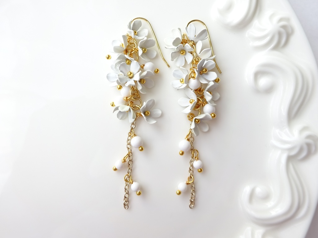 小花のシャンデリアピアス・白(イヤリングOK)