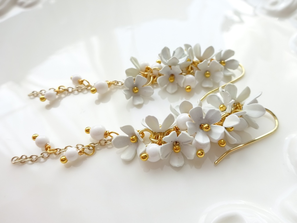 小花のシャンデリアピアス・白(イヤリングOK)