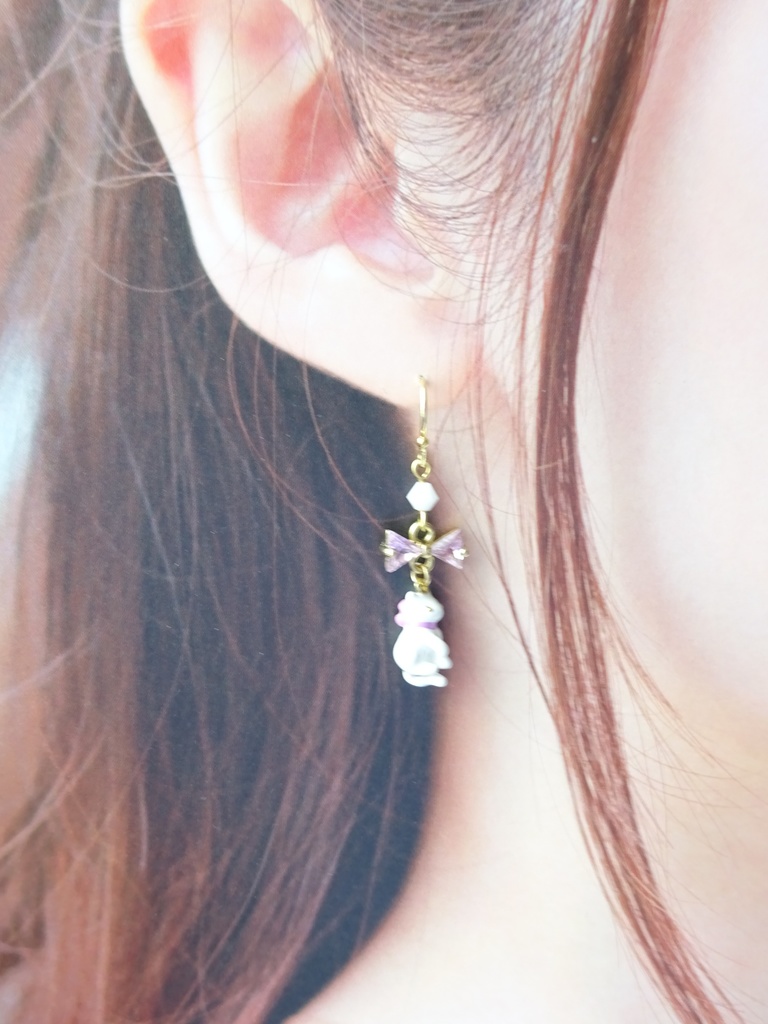 ピンクのリボンの子猫ピアス(イヤリングOK)