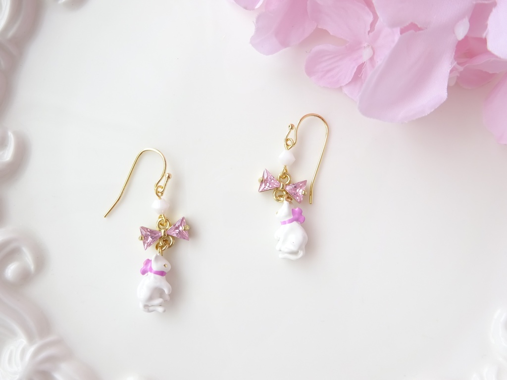 ピンクのリボンの子猫ピアス(イヤリングOK)