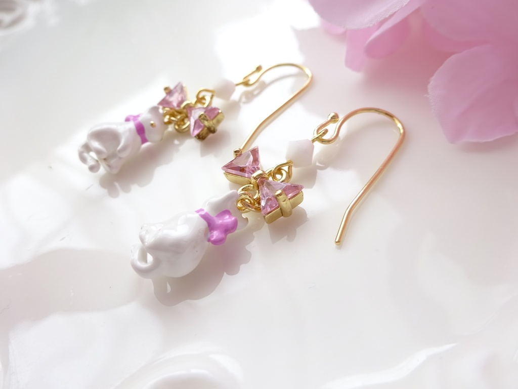 ピンクのリボンの子猫ピアス(イヤリングOK)