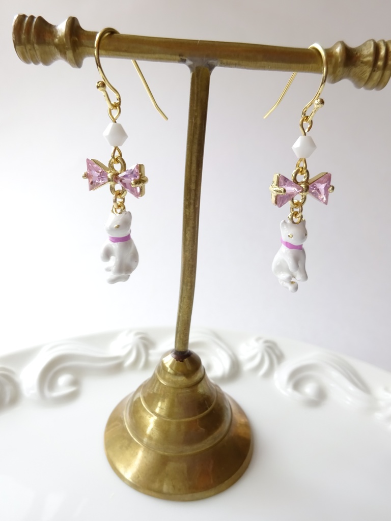 ピンクのリボンの子猫ピアス(イヤリングOK)