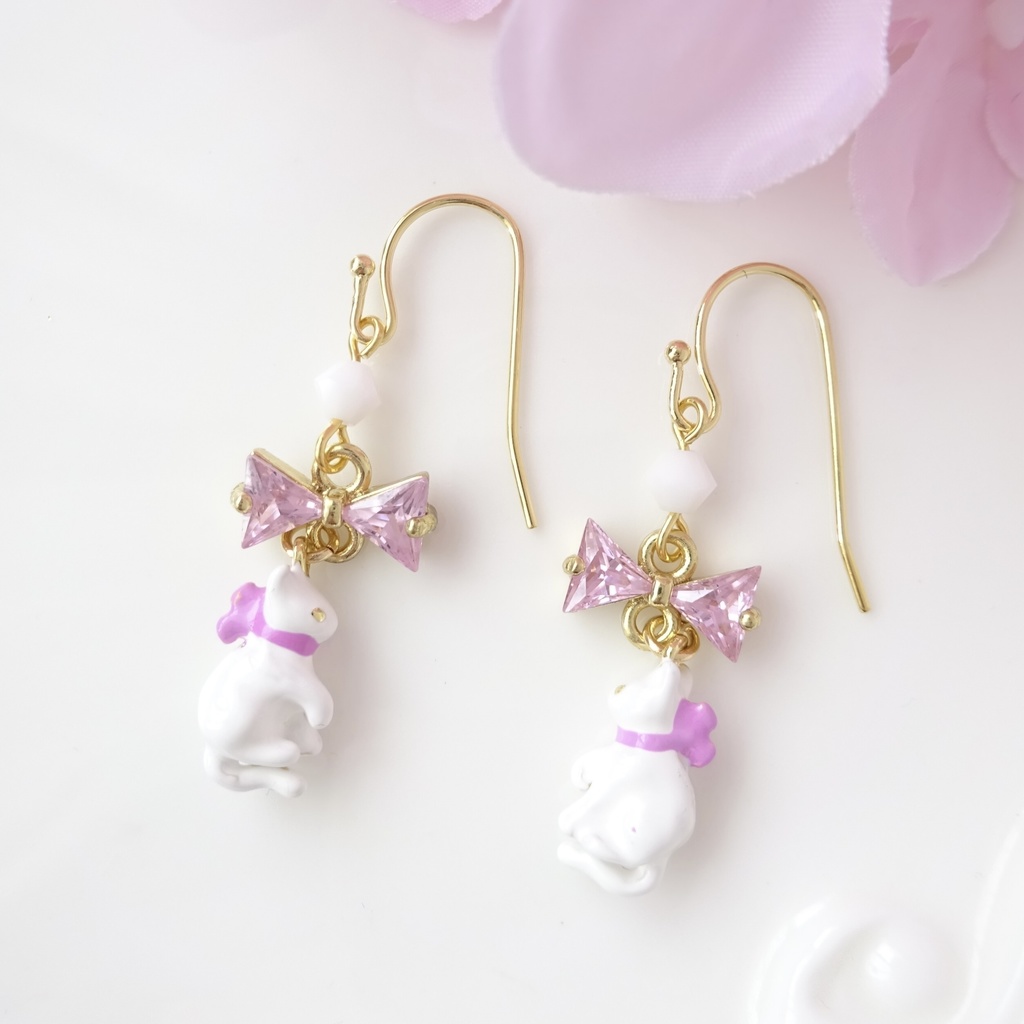 ピンクのリボンの子猫ピアス(イヤリングOK)