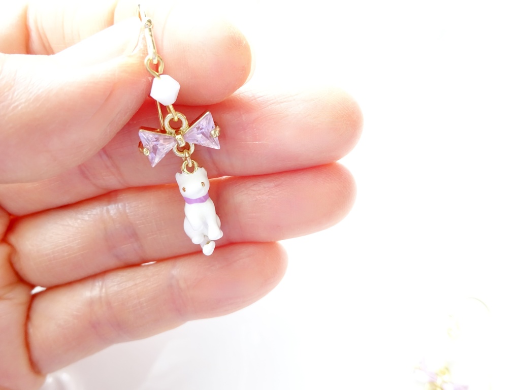 ピンクのリボンの子猫ピアス(イヤリングOK)