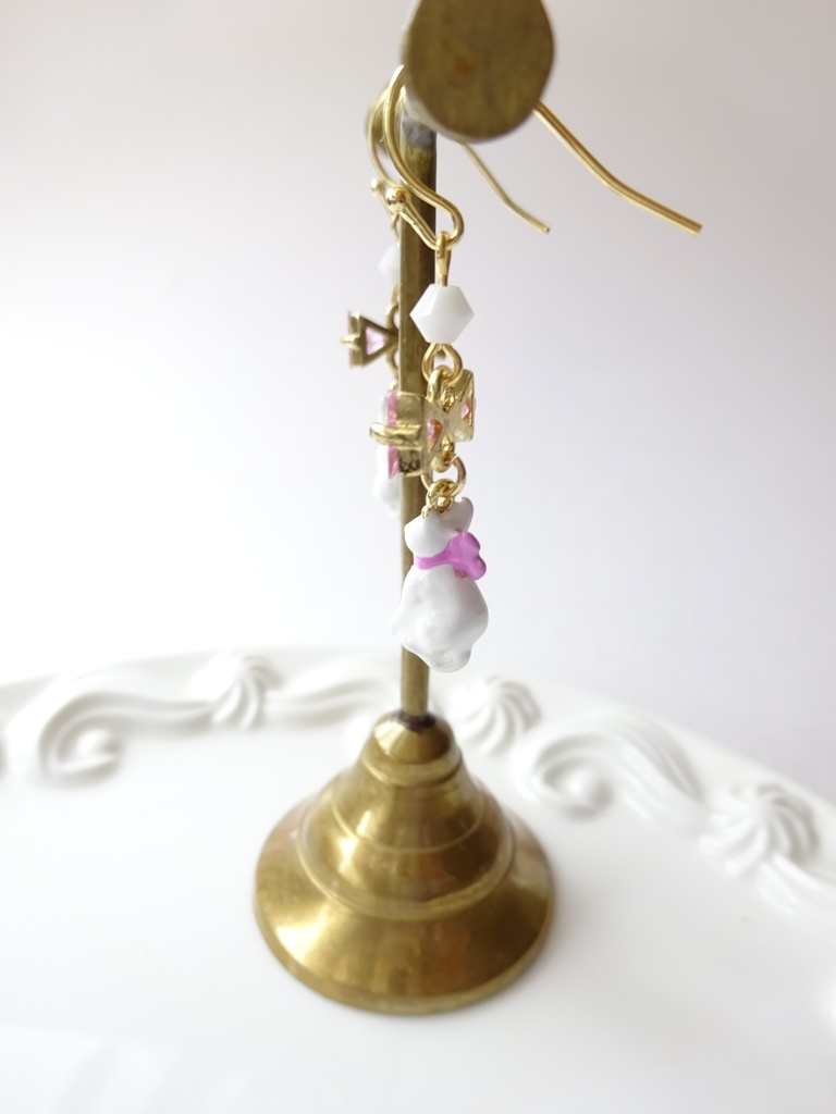 ピンクのリボンの子猫ピアス(イヤリングOK)