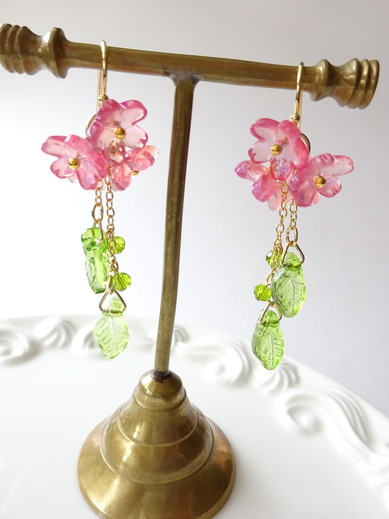 風に揺れる桜のピアス(イヤリングOK)
