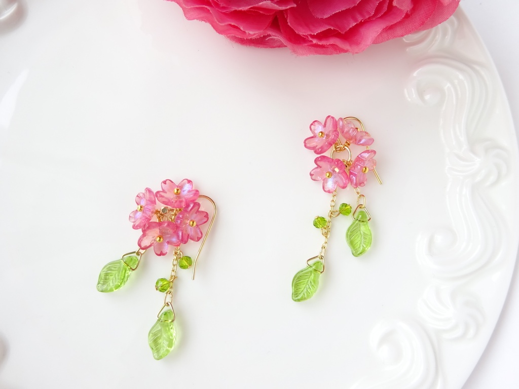 風に揺れる桜のピアス(イヤリングOK)