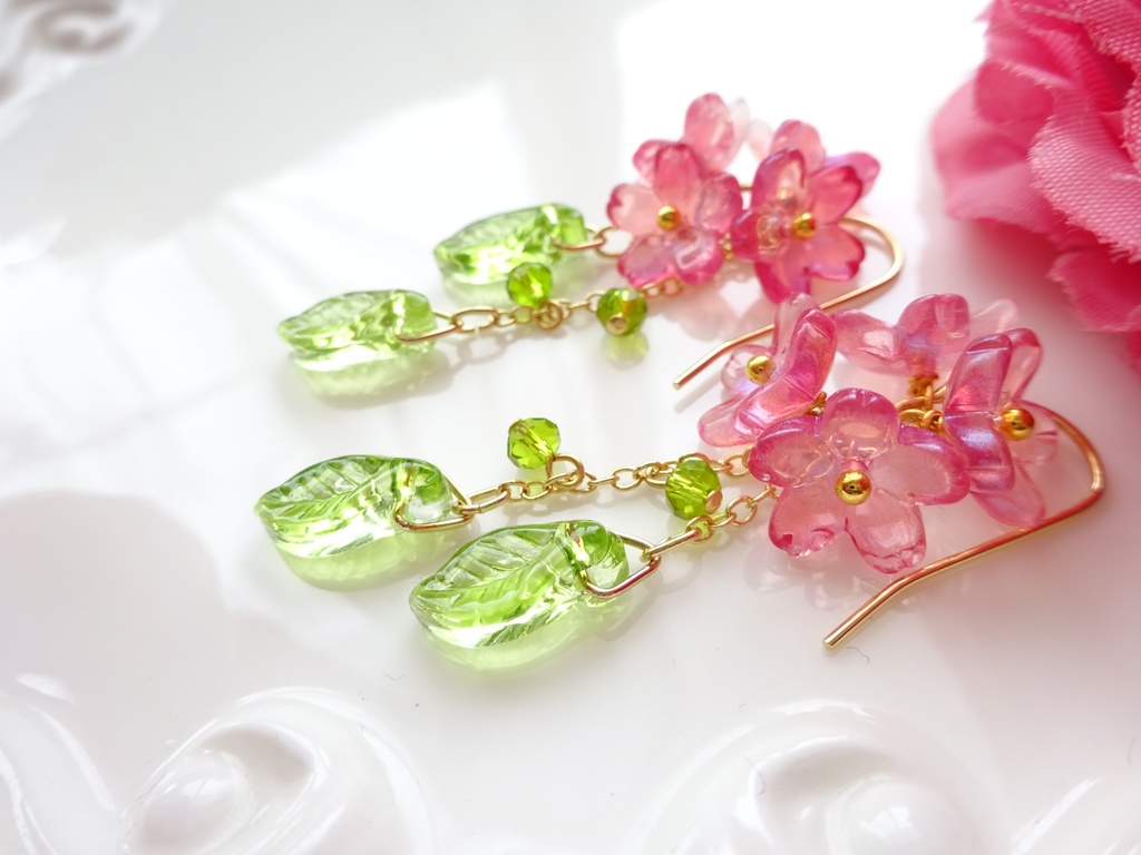 風に揺れる桜のピアス(イヤリングOK)